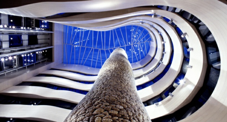 La escultura Ciprés Fósil llena el espacioso atrio del hotel escultura ariscal hoteles bilbao