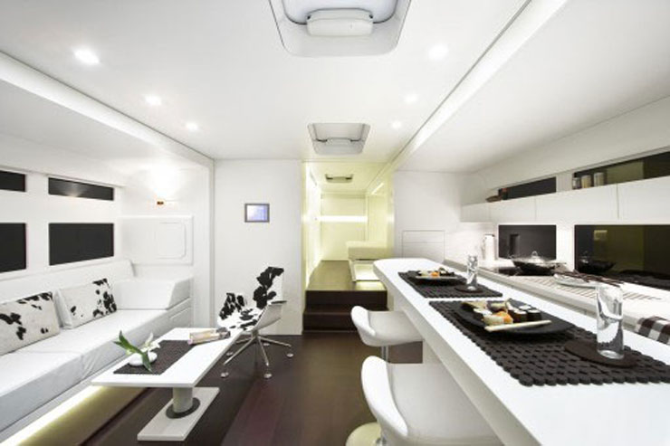 Espacios abiertos perfectamente aprovechados casa ruedas blanco negro