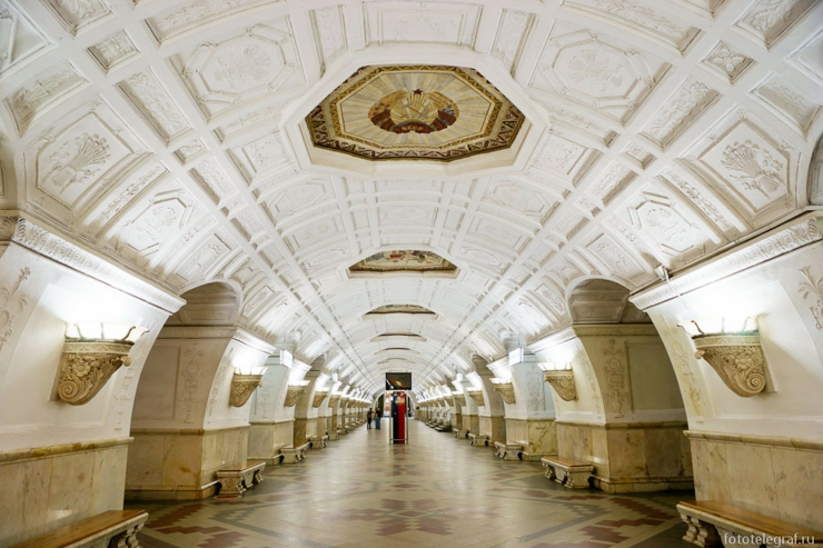 Estacion del metro dedicada a la república soviética de Bielorrusia elegante estacion metro moscu