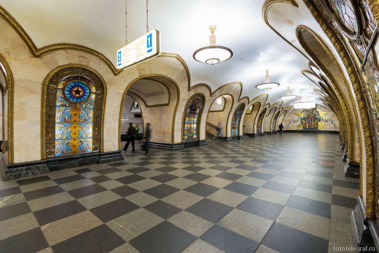 Estación decorada con 32 vidrieras temáticas estacion metro moscu elegantes vidrieras