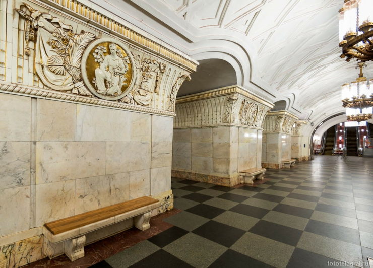 Estacion decorada con 76 figuras de bronce