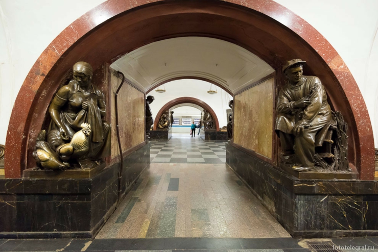 Estacion “Plaza de la revolución” «Площадь Революции» bien restaurada después de la Segunda Guerra Mundial