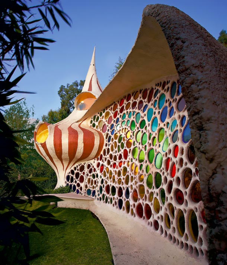 Impresionante fachada de la Casa Nautilus fachada colorida imprecionante