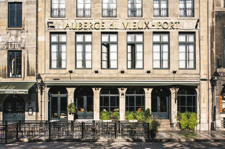Fachada bien conservada recuerda una época pasada edificio historico alberga hotel confortable