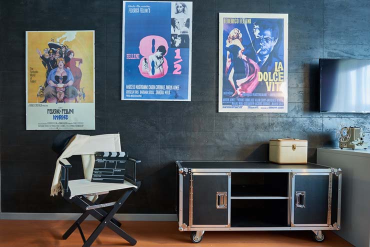 Dormitorio elegante ambiente artístico en hotel italiano interior atmosfera federico fellini