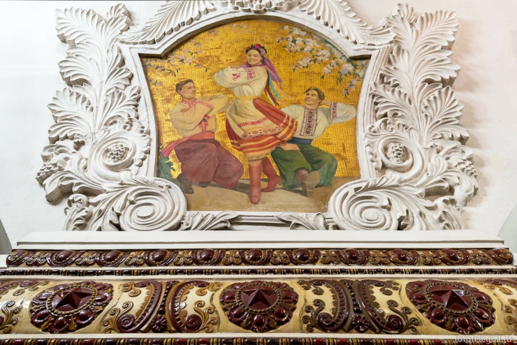 El fresco representa la danza ucraniana con el nombre de “kazachok” fresco danza ucraniana