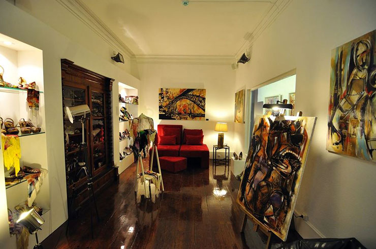 Artistas locales presentas sus obras en Gallery Hostel hostal familiar atmosfera artistica oporto portugal