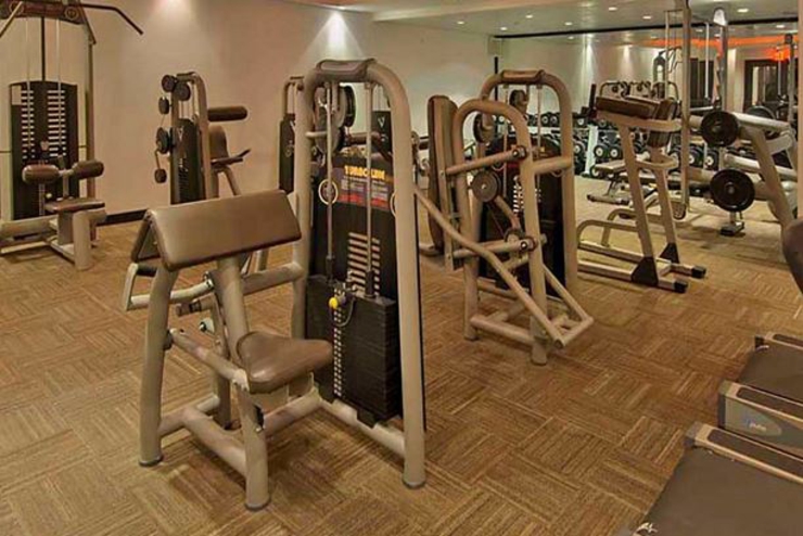 Gimnasio bien equipado para para los huéspedes que quieren seguir en forma gimnacio moderno hotel victor south beach