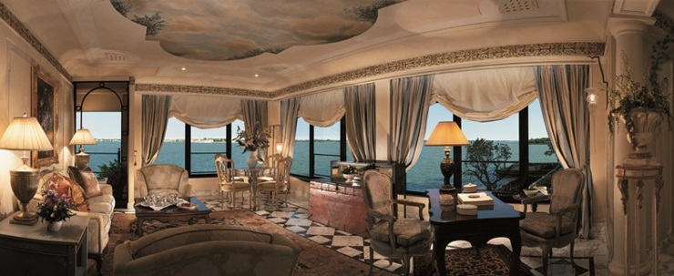 Grandes ventanales de la suite de este hotel en Venecia ofrece vistas fantásticas vistas imaginables luz natural