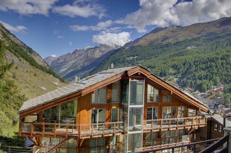 Esta preciosa villa cuenta con ventanas grandes villa zermatt suiza belleza alpina