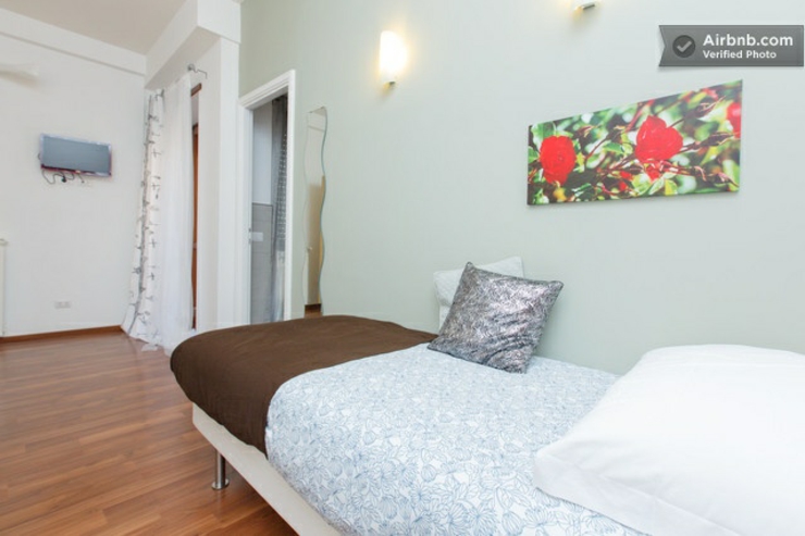 Dormitorio amplío con una decoración elegante habitavion espaciosa diseno elegante