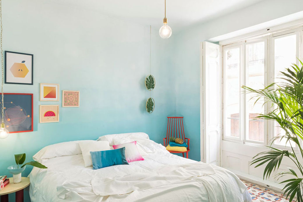 Dormitorio triple en elegante hostel en Valencia elegancia chic comodidad ambiente unico