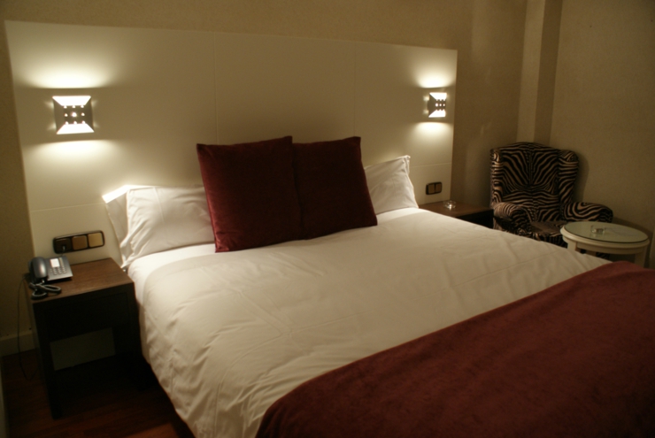 Habitación con iluminación íntima y relajante dormitorio espacioso diseno moderno