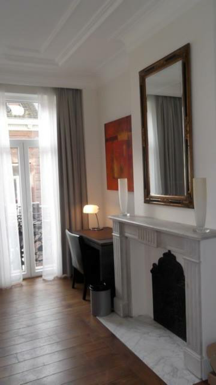 Algunas habitaciones de este hostal en Bruselas disponen chimenea deco con chimenea