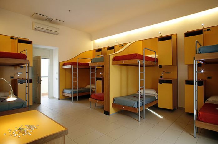 Dormitorio espacioso y confortable con 8 camas habitacion compartida hostel sorrento