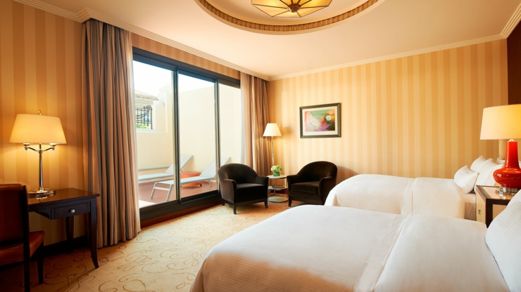 La habitación Deluxe está diseñada con chic dormitorio amplio westin hotel