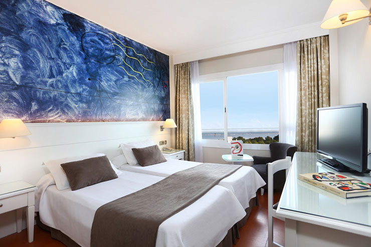 Lujo y confort en una habitación del hotel temático en Mallorca elegancia lujo vistas magnificas