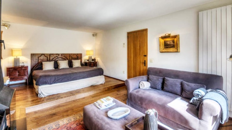 Dormitorio amplio diseñado en el elegante estilo rustico habitacion villa alquiler decoracion ristica