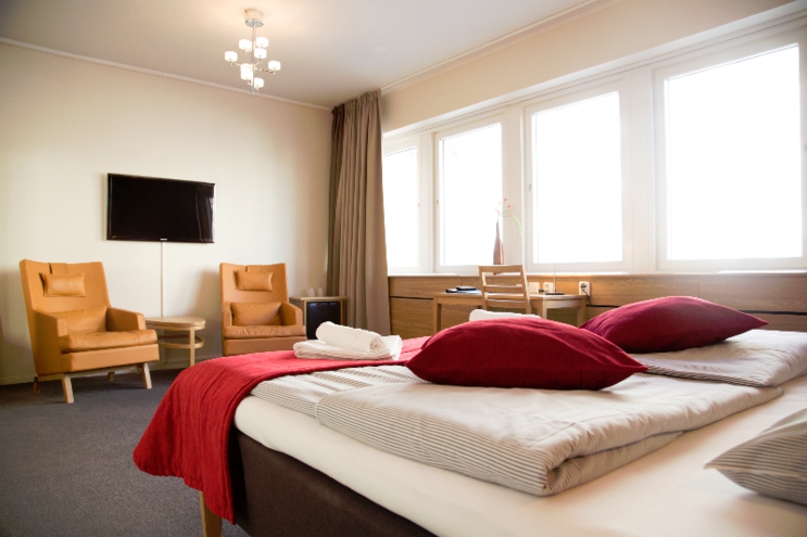 Amplia habitación privada con ventanas grandes