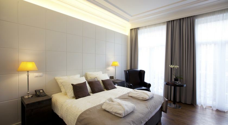 Las habitaciones de este hostal en Bruselas tienen ventanas grandes dormitorio iluminado luz natural