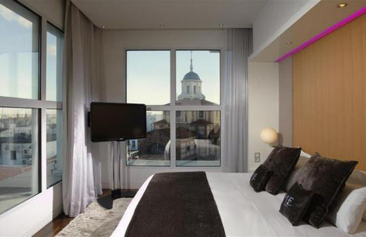 Dormitorio confortable en el hotel ME en Madrid dormitorio confortable con vistas