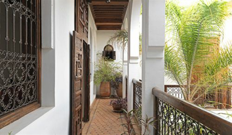 Las habitaciones del Riad Kasbah rodean un patio típico de casas marroquí patio tradicional hotel riad marrakech