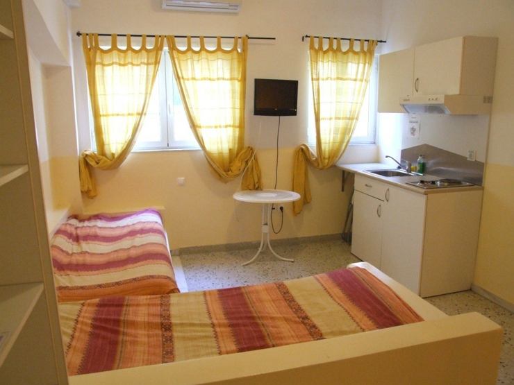 dormitorio comodo albergue capital griega