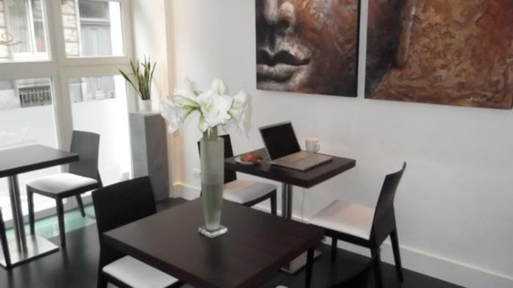 Una sala acogedor donde se sirve desayuno cada mañana sala desayuno hostal bruselas