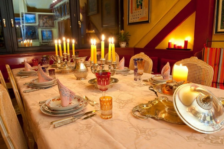 Cocinero, bajo petición, prepara cena en velas con platos ricos hostal estrasburgo cena velas