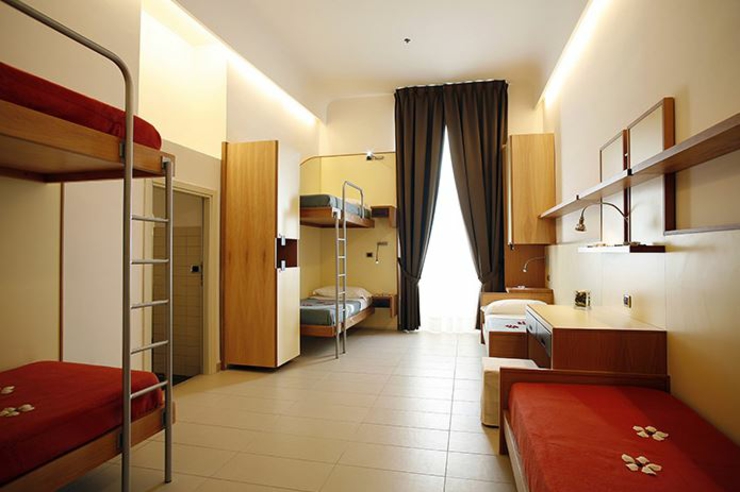 Habitación en hostel en Sorrento para 6 personas dormitorio amplio seis camas