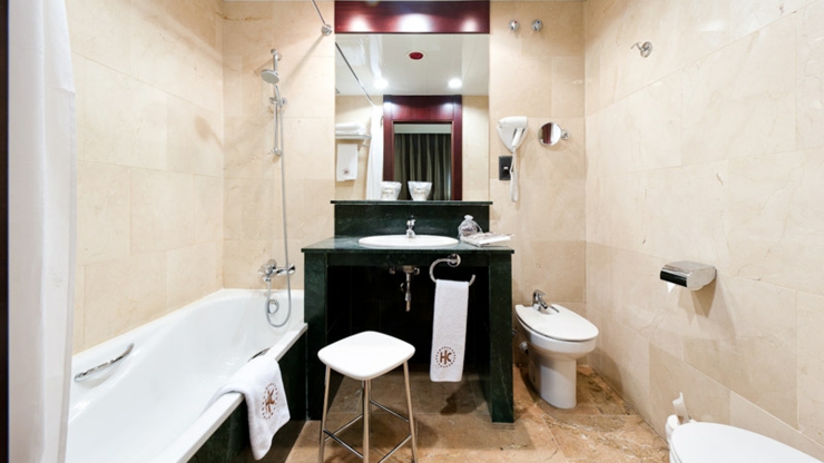 Todas las habitaciones en este hotel en Barcelona tienen baños completos bano amplio comodo bien equipado