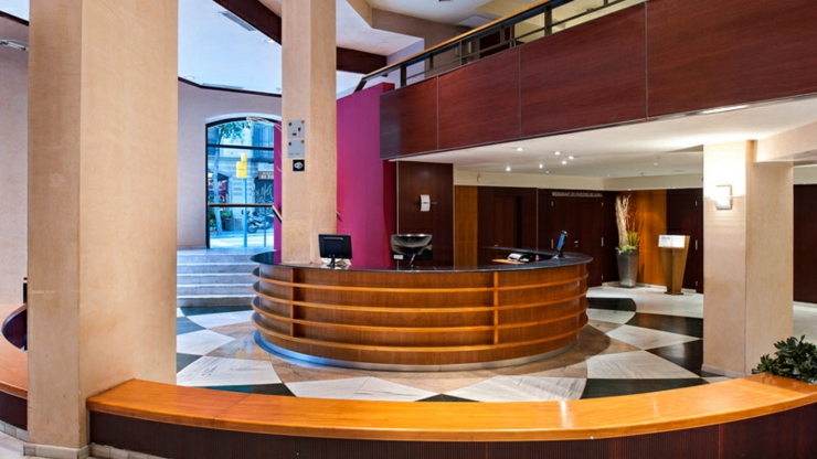 La entrada es muy amplia con techo y columnas altas hotel encanto lobby estilo