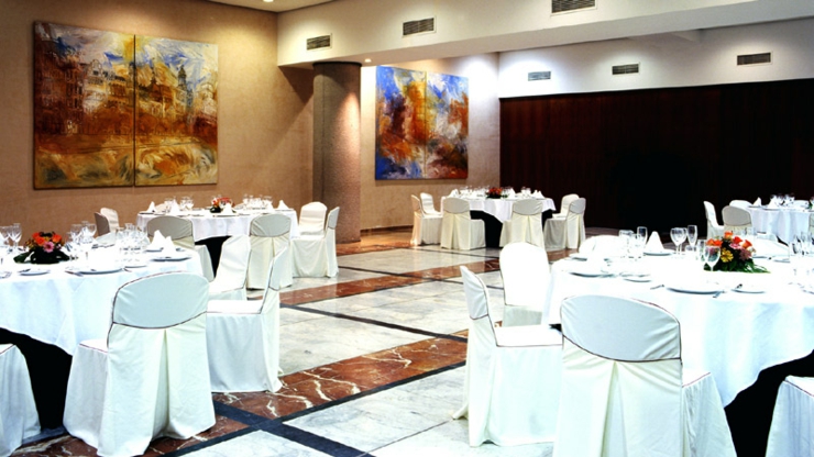 El restaurante entre otros ofrece y platos tradicionales de Catalonia elegante restaurante cocina mediterranea