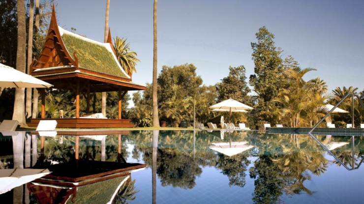 Vista exterior del impresionante complejo spa piscinas jardines hotel botanico