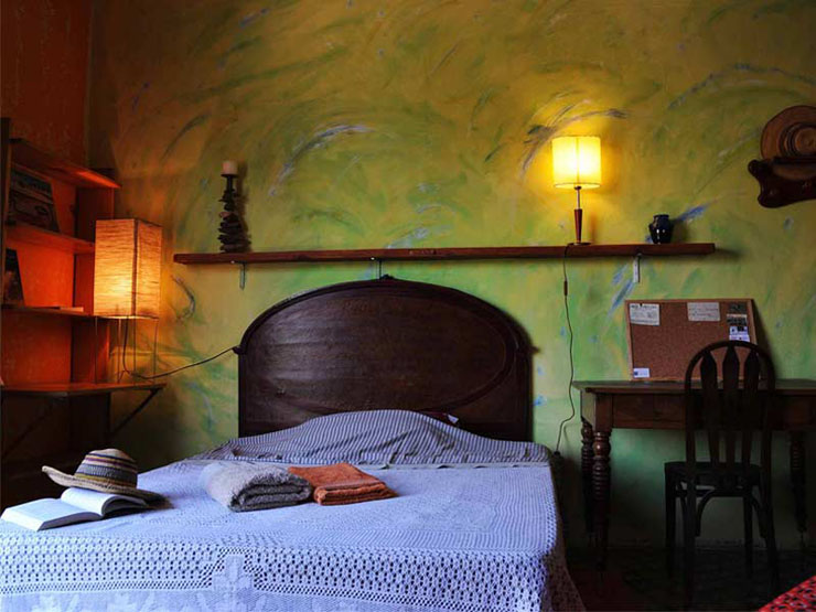 Dormitorio ambiente retro en Chez Papa, Barcelona habitacion comoda atmosfera epoca pasada