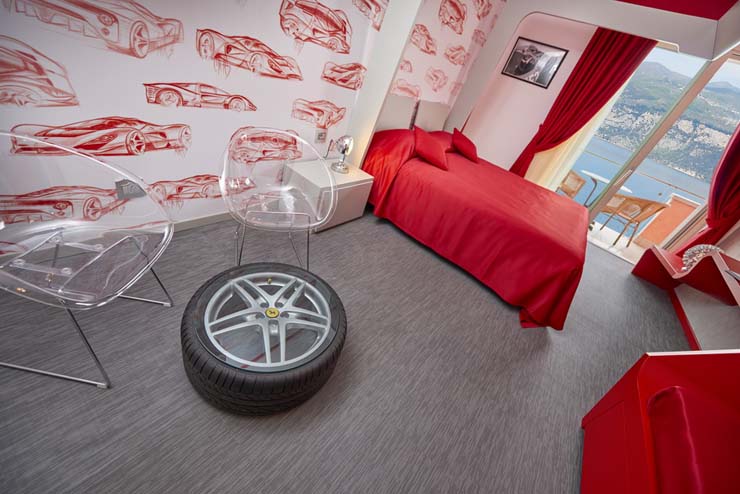 Habitación en hotel boutique diseñada estilo Ferrari ambiente deportivo hotel boutique italia