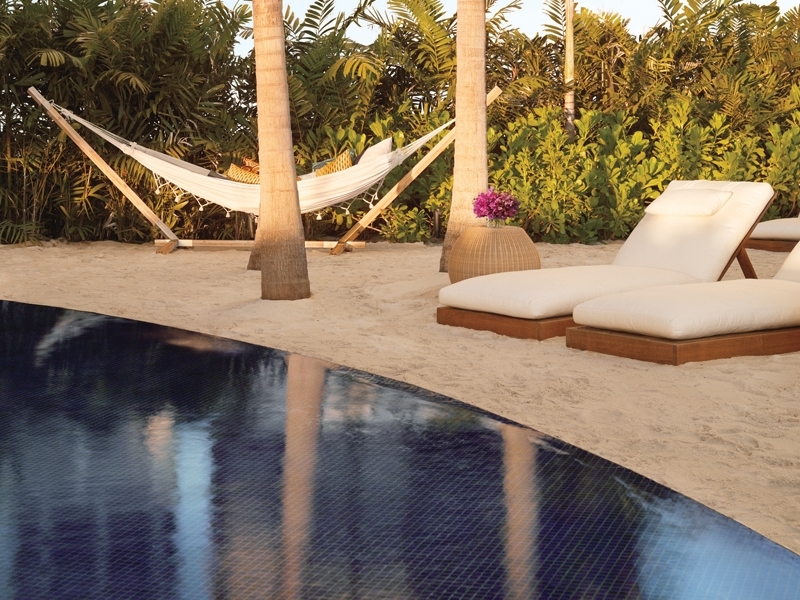 Las piscinas de este hotel de lujo están rodeadas de jardines con vegetación tropical piscina hotel lujo alrededor jardines arboles