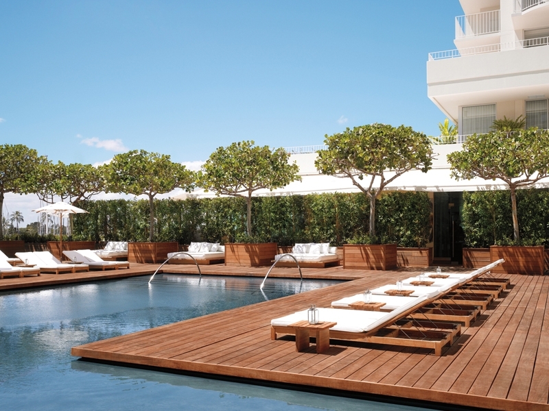 Piscina espaciosa de este hotel de lujo en Honolulu piscina amplia hotel honolulu