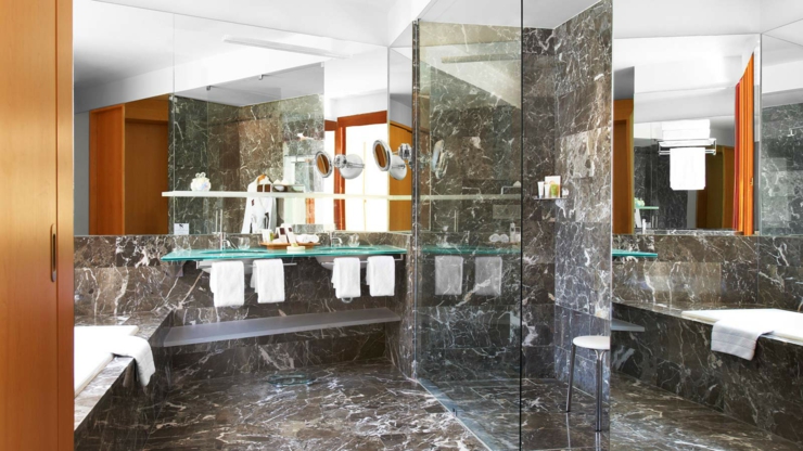 Todos las habitaciones disponen de espacioso baño de mármol italiano bano marmol lujoso hotel rioja