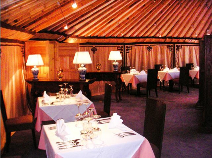 El restaurante situado en otra yurta sirve cocina francesa turistas disfrutan cocina francesa