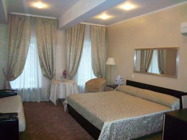 Todas las habitaciones son amplias y bien equipadas dormitorio-espacioso-ventanas-grandes