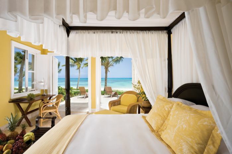Los muebles de madera corresponden del estilo moderno de este hotel en Punta Cana