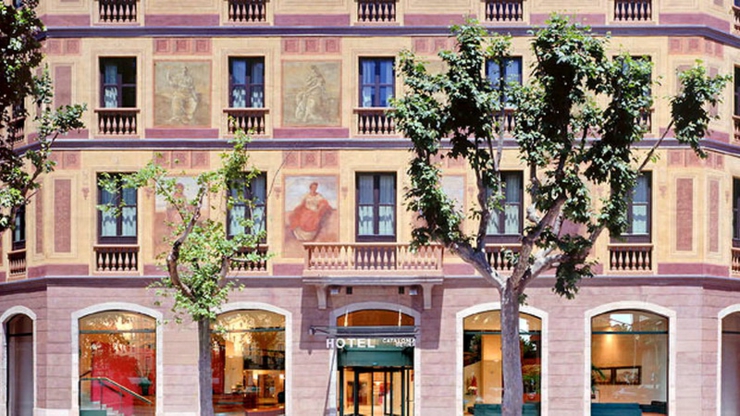 La fachada conserva sus ornamentos de estilo clásico hotel barcelona arquitectura clasica
