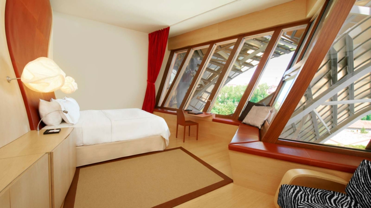 Habitacion con diseño unico y vistas fantasticas dormitorio lujoso hotel rioja diseno sofisticado