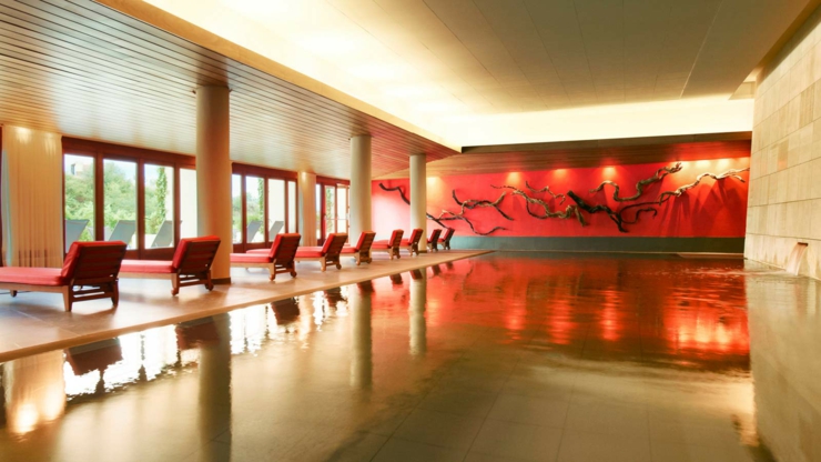 Una piscina interior con temperatura regulada y otras instalaciones del Hotel Marqués de Riscal invitan a relajarse piscina interna lujoso hotel rioja