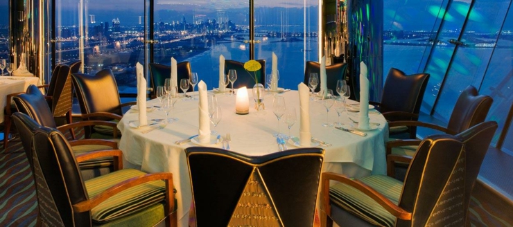 Disfrutando de vistas impresionantes al Golfo y flotando en el aire les ofrece el restaurante Al Muntaha restaurante hotel ultra lujoso dubai vistas
