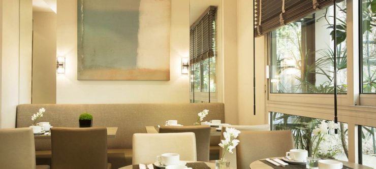 El bar del hotel invita a los huéspedes a tomar un te bar acogedor hoteles centricos paris