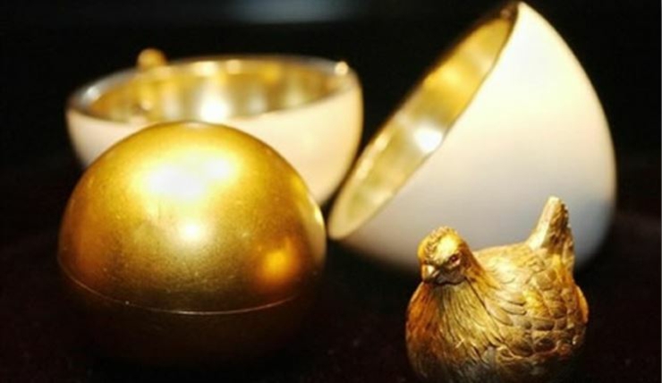 Huevo de la gallina con tamaño de huevo con una gallina de oro escondida dentro magnifico regalo zar ruso