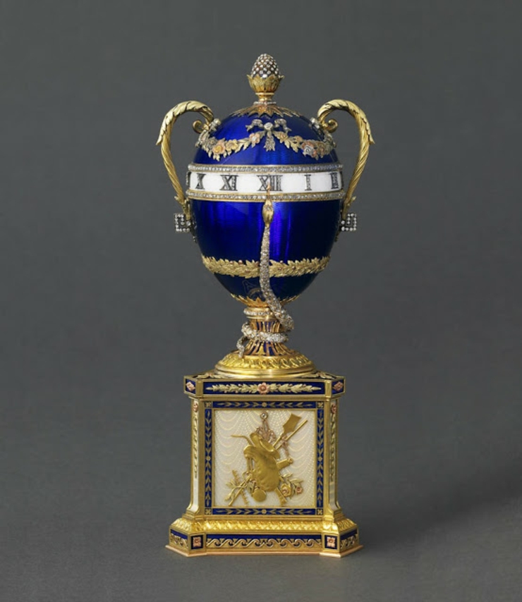 El primero de los huevos Faberge es de color azul y tiene incorporado un reloj preciosidad joya reloj dentro