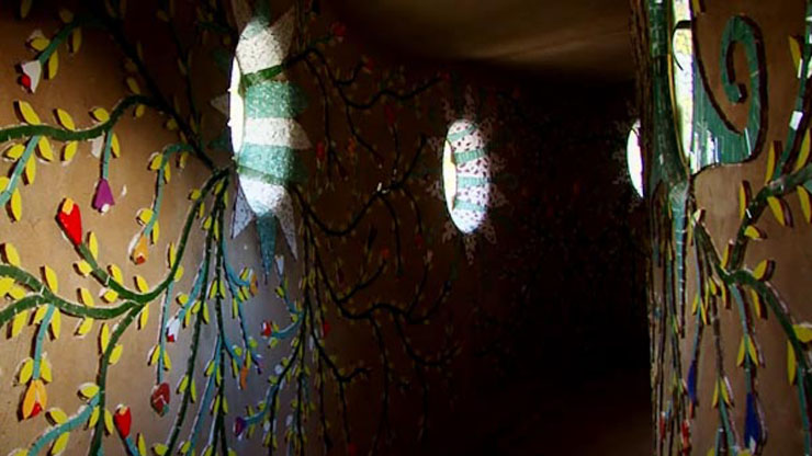 El interior de un castillo insólito en Extremadura obra estilo gaudi por dentro